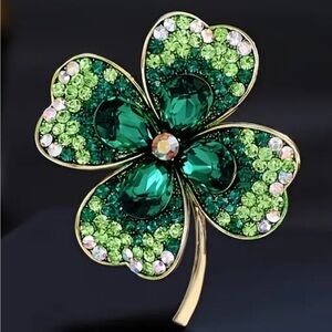 Elegant shamrock ☘️ rhinestone Brooch nwt